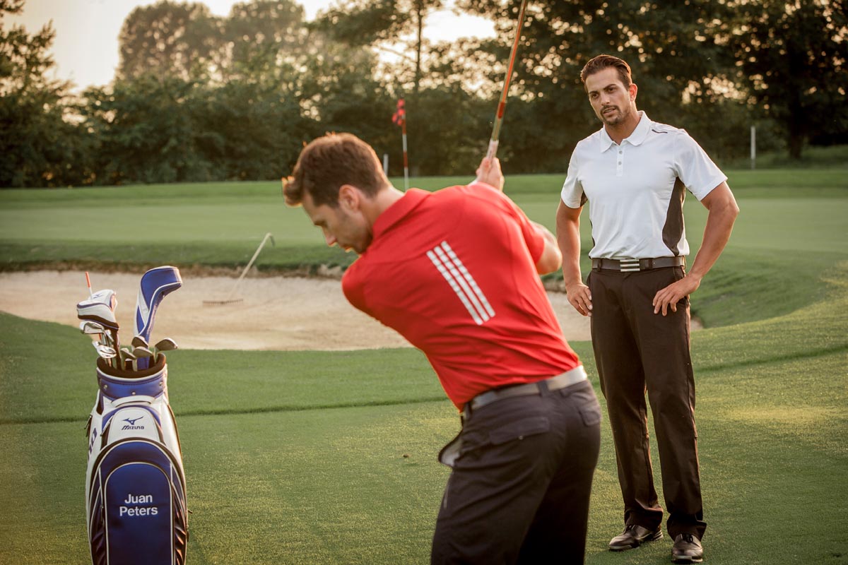 Golf Aufschlag mit Trainer