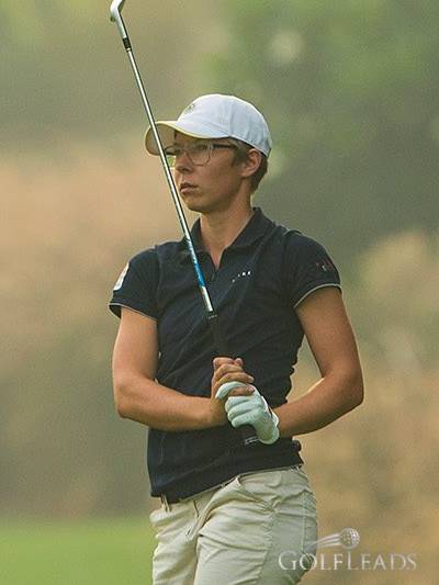 Ann-Kathrin Lindner puttet den Golfball